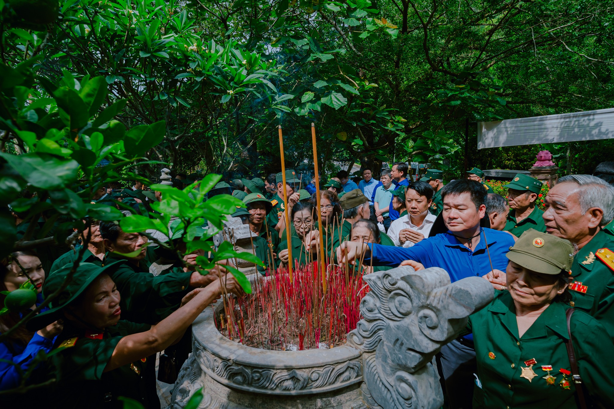 Các đại biểu tham gia dâng hương tại những địa chỉ đỏ
