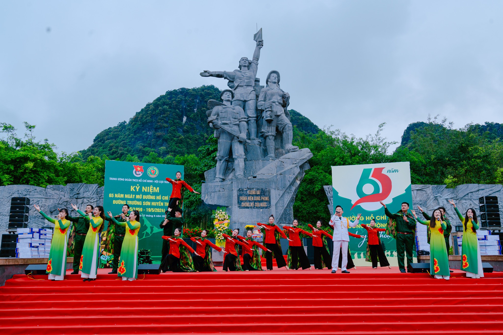 Chương trình tổ chức tại khu Tượng đài TNXP chống Mỹ thuộc thị trấn Phong Nha