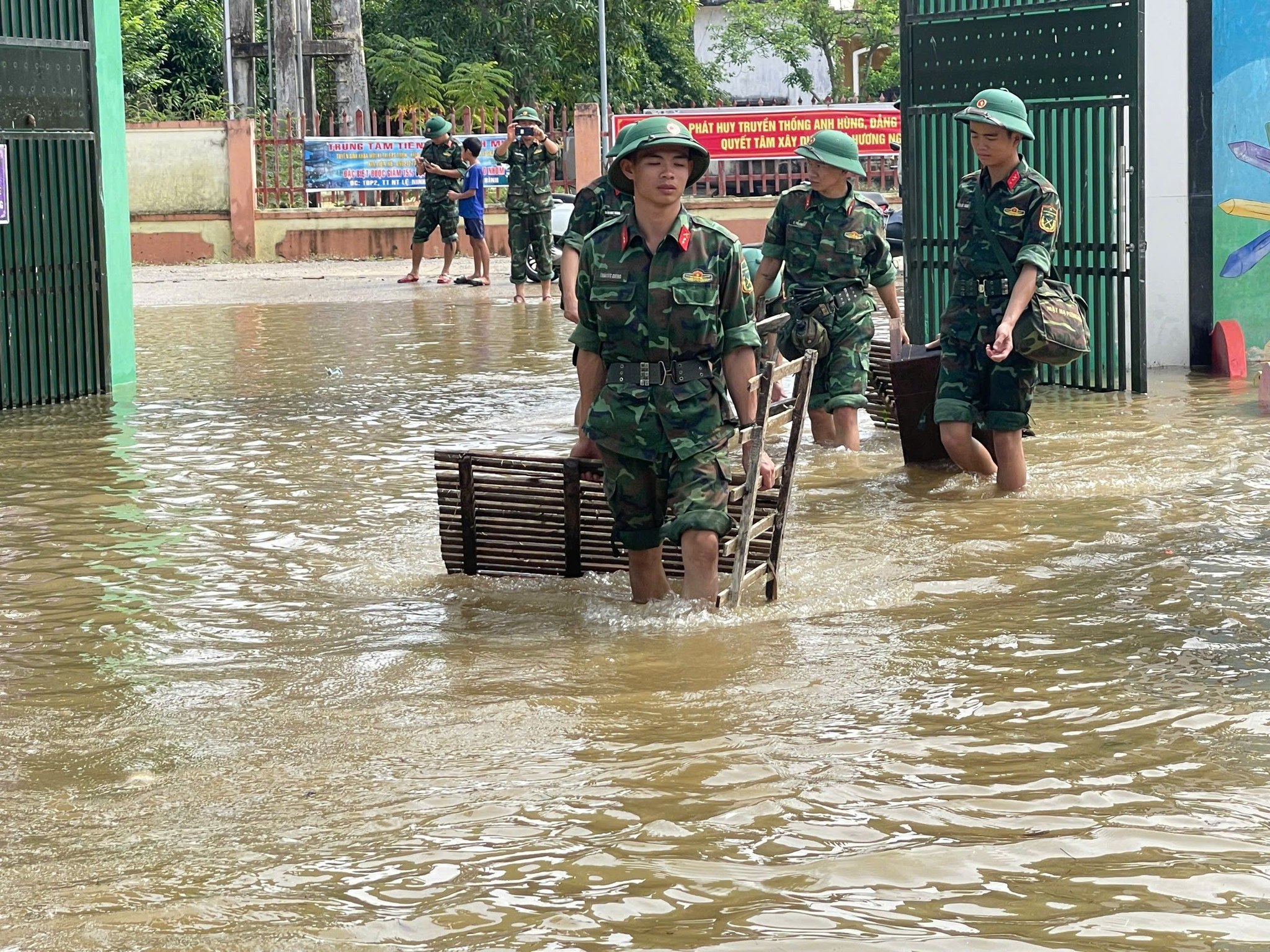 Đoàn viên thanh niên Bộ CHQS tỉnh tích cực hỗ trợ bà con
