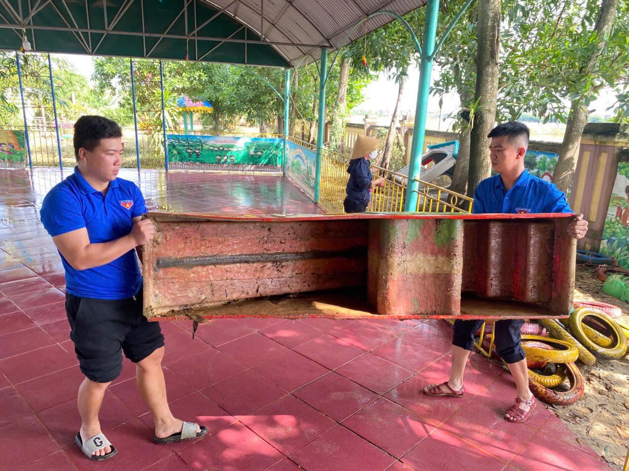 ĐVTN Thành đoàn Đồng Hới dọn dẹp sau lũ