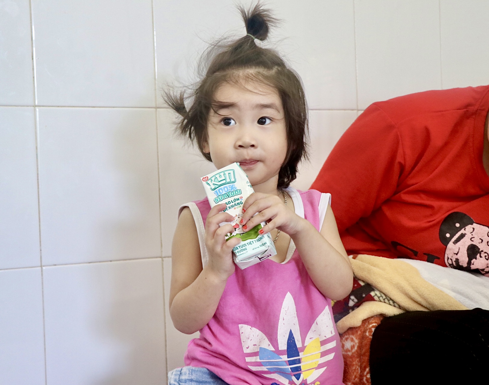 Em bé tại Bệnh viện Đa khoa Đồng Hới háo hức nhận quà