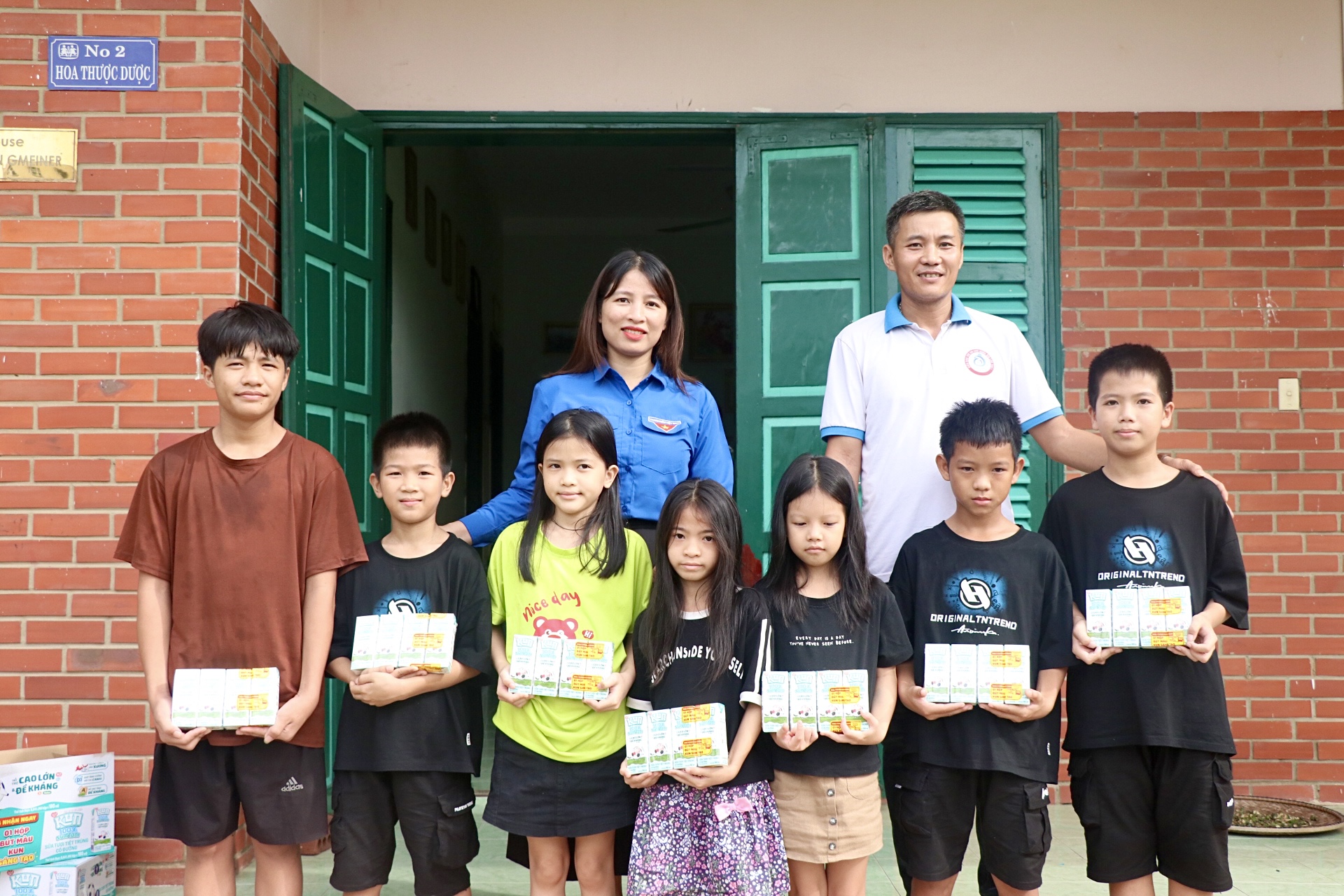 Hoạt động trao tặng sữa tại Làng trẻ em SOS Đồng Hới