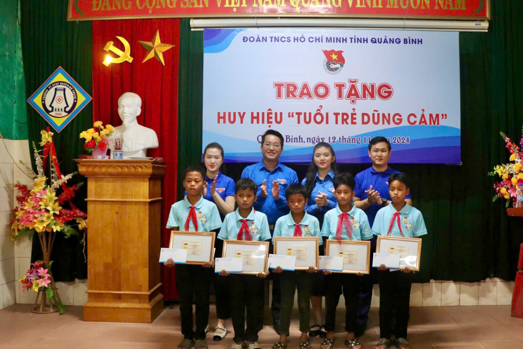 Quảng Bình trao tặng huy hiệu "Tuổi trẻ dũng cảm"