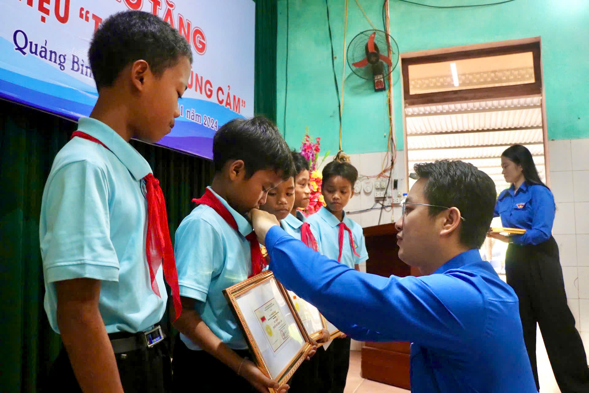 Quảng Bình trao tặng huy hiệu "Tuổi trẻ dũng cảm"